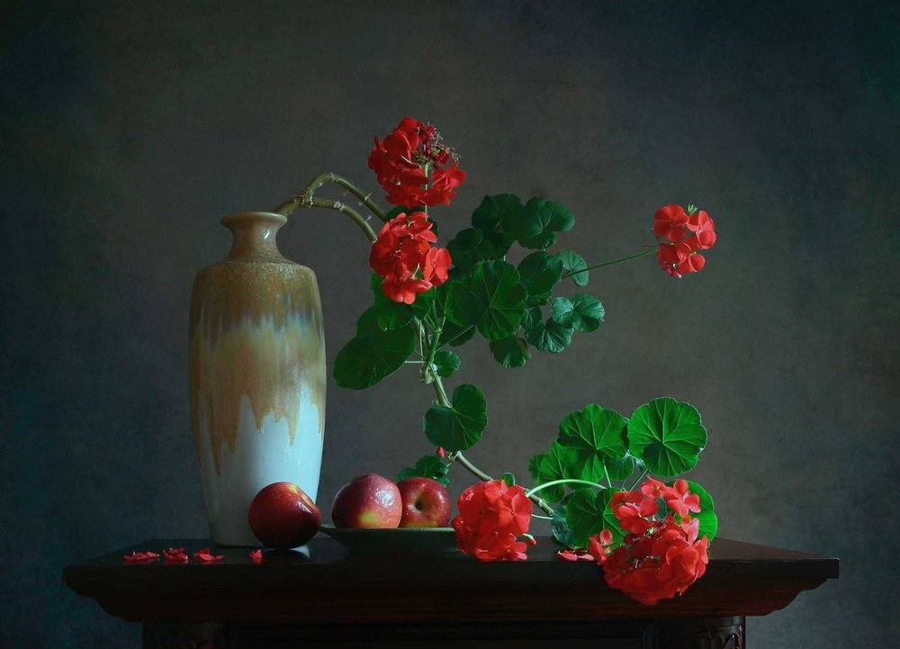 Stilleven met geraniums en fruit door Fangping Zhou
