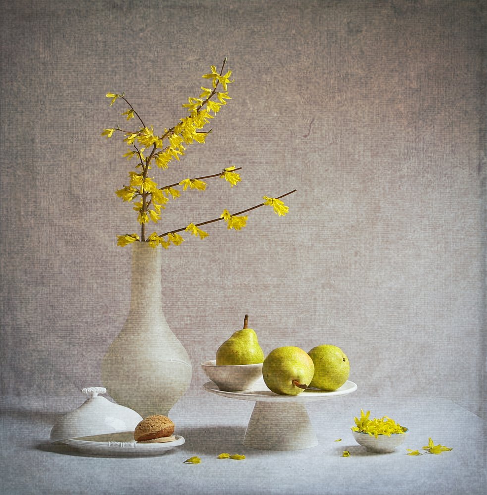 Gele bloemen, groene peren door Fangping Zhou