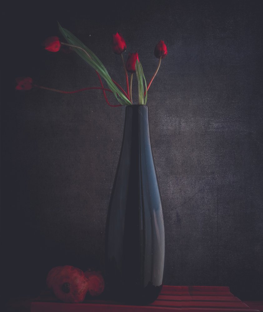 Elegante rode tulpen door Farid Kazamil