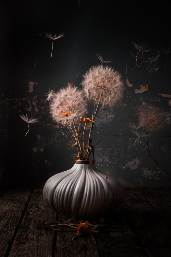 Etherisch stilleven met paardenbloemen door Farid Kazamil