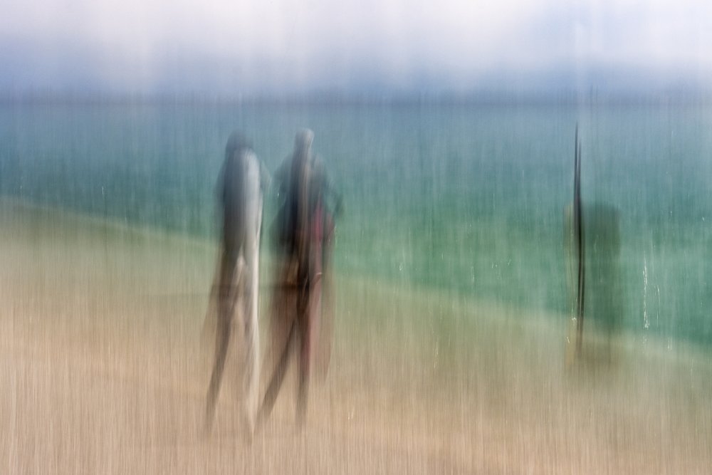 Vage figuren op het strand door Franco Tessarolo