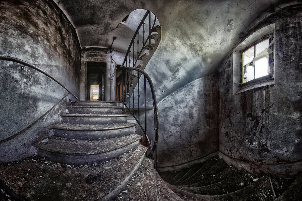 Verlaten wenteltrap door Francois Casanova