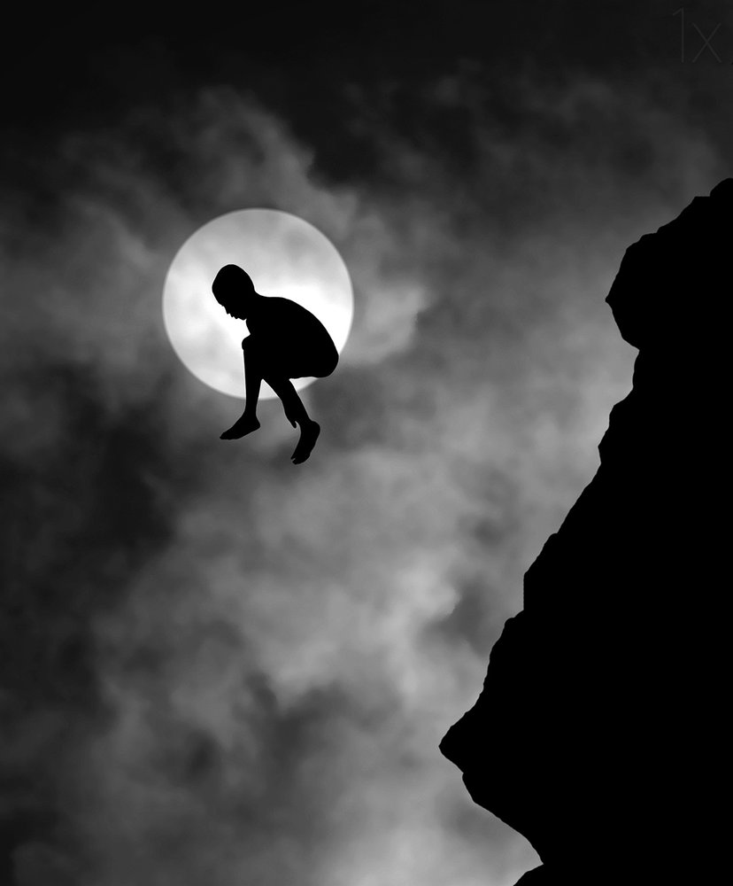 Jongen springt over de maan door Hengki Lee