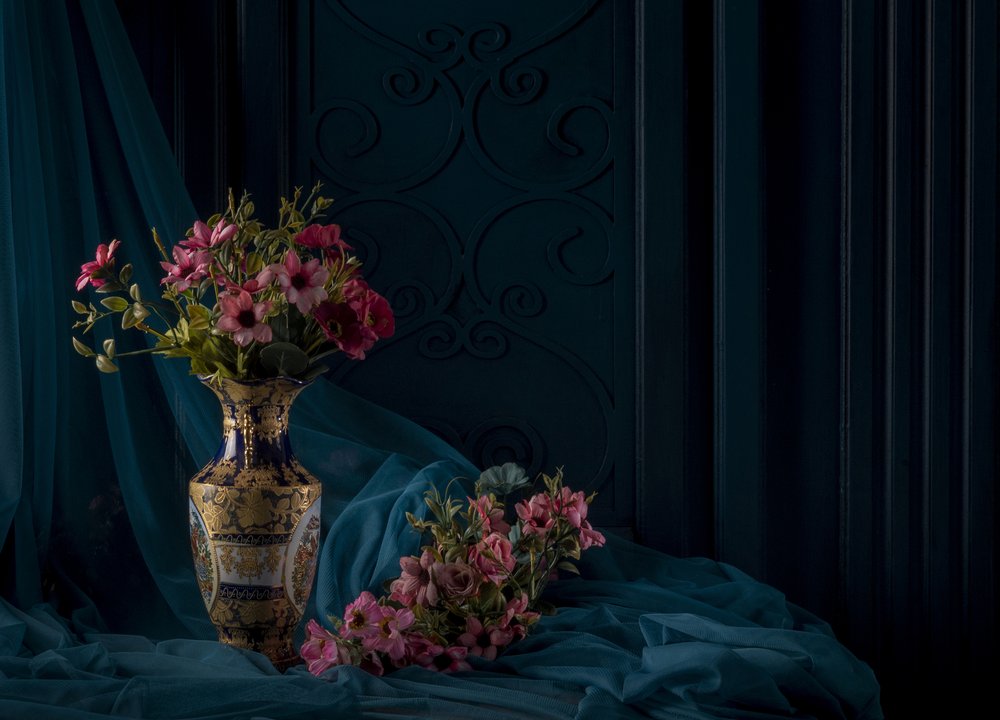 Elegante bloemen in een gouden vaas door Homeira moazami