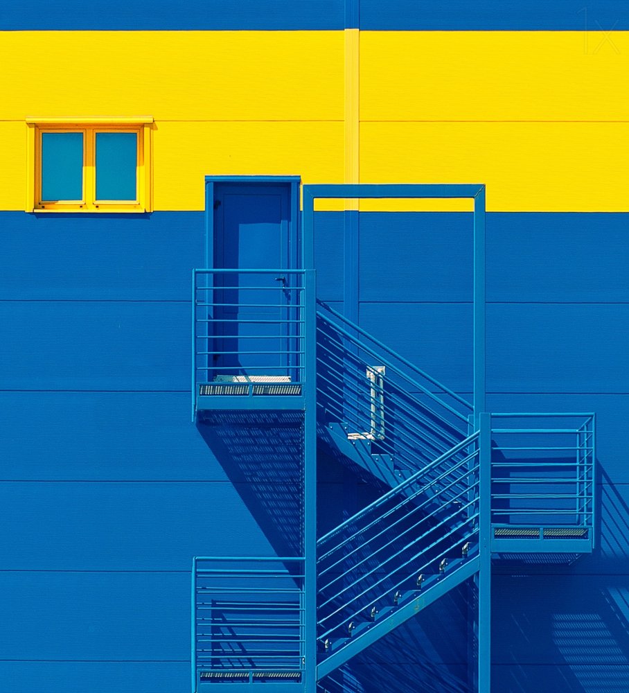 Opvallende blauw-gele gevel door Igor Bakotic