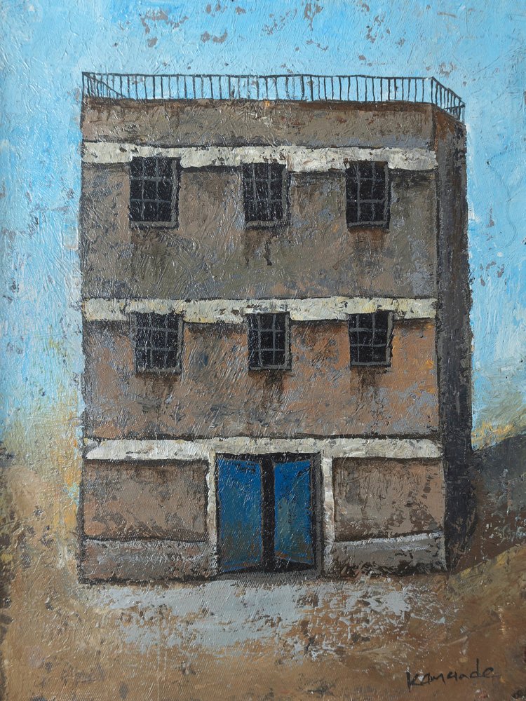 Rustiek gebouw met blauwe deur door James Kamande