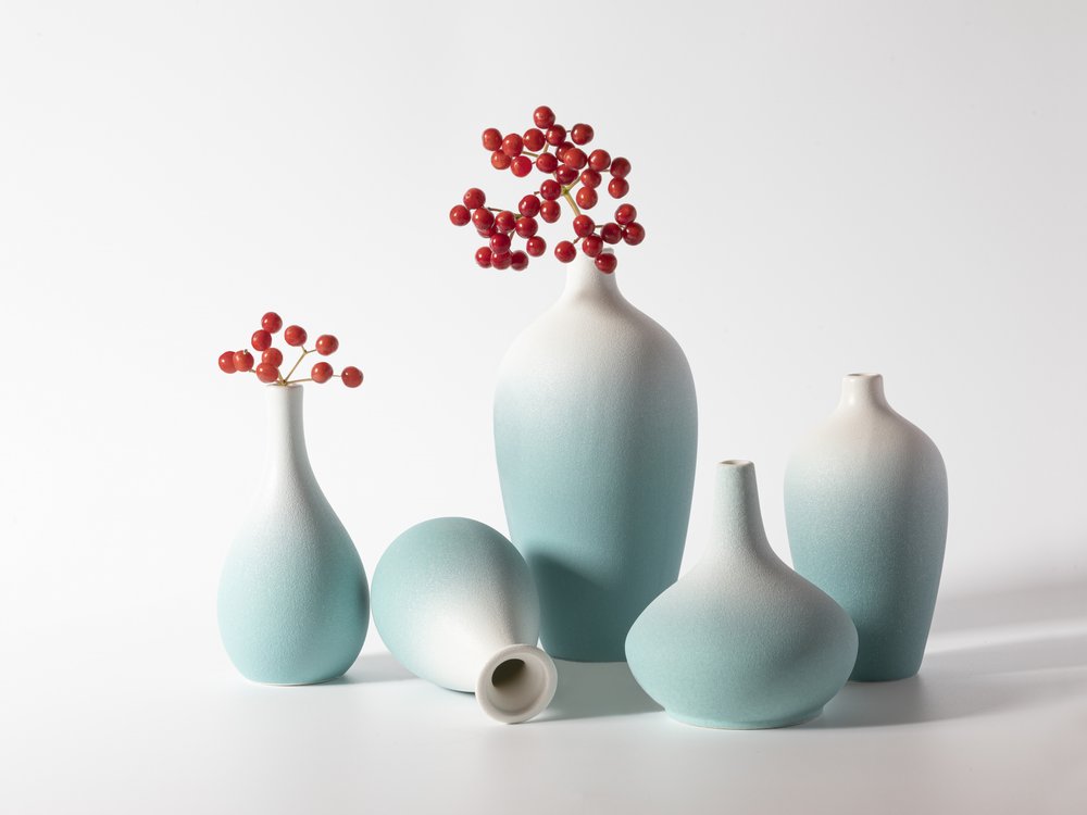 Blauwe vazen met rode bessen door Jia Chen