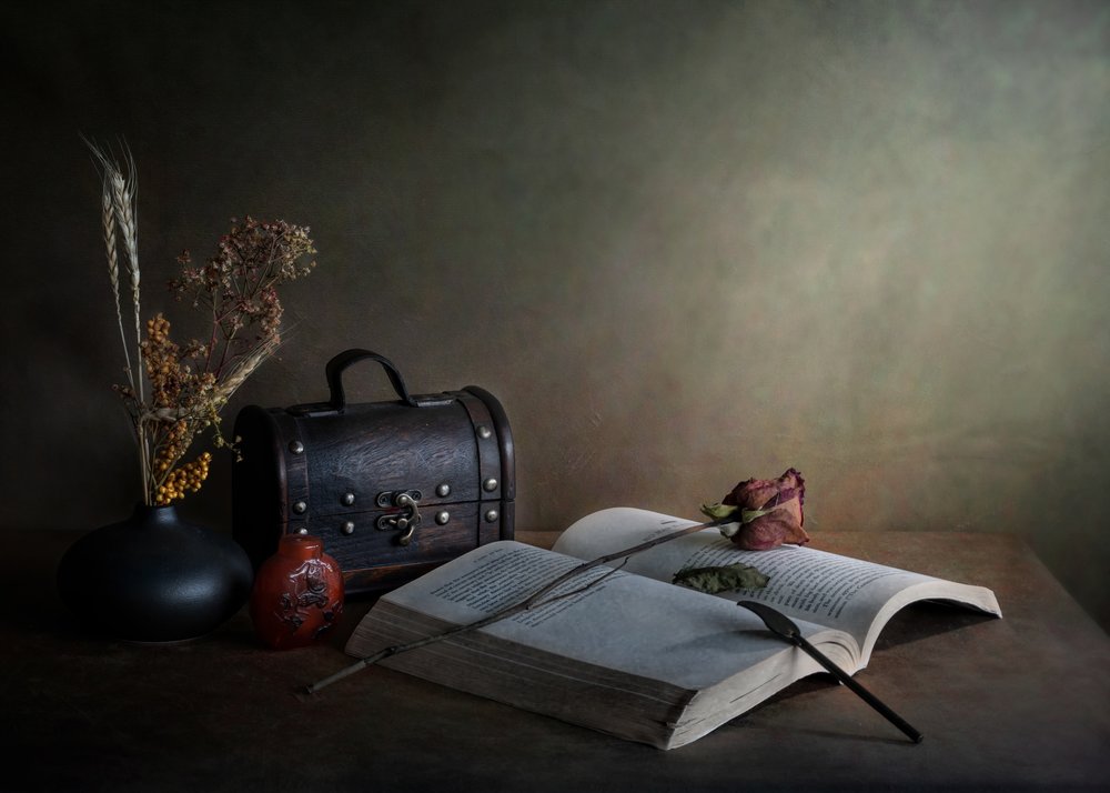 Gedroogde roos en boek door Jie Fischer