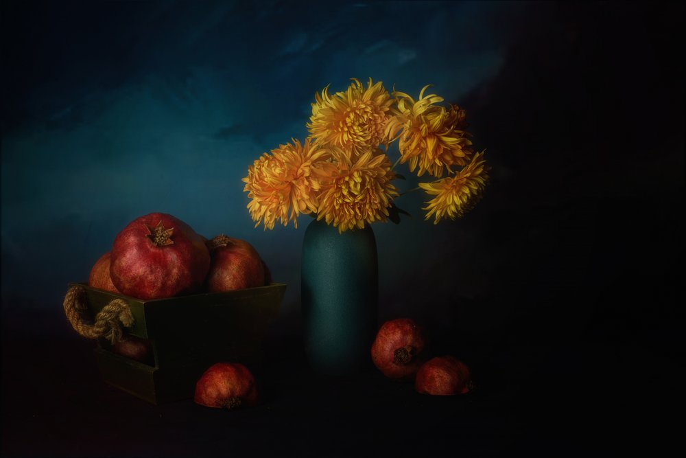 Granaatappels en gouden chrysanten door John-Mei Zhong