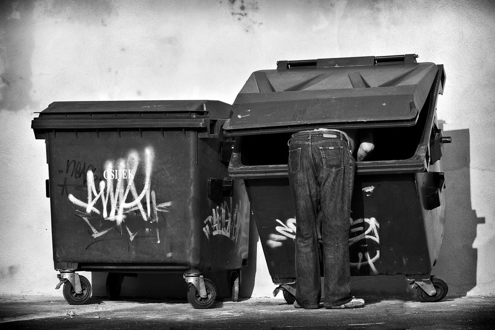 Zoeken naar afvalcontainers in de stad door Krunoslav Nevistic