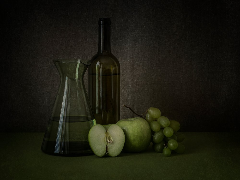Stilleven in sombere groene tinten door Lenka