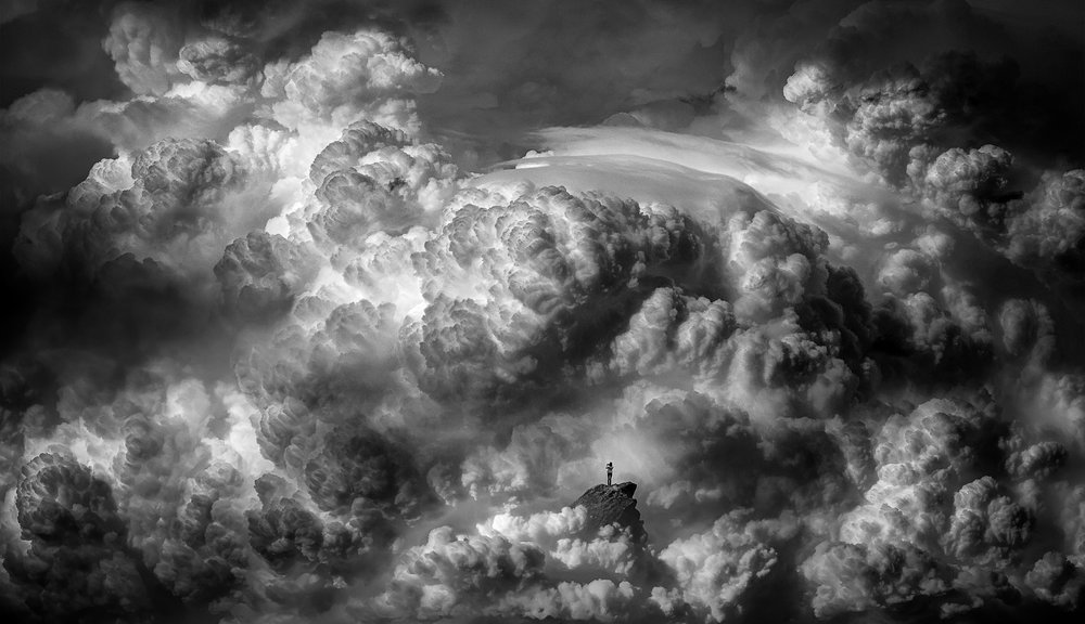 Alleen boven de wolken door Like He