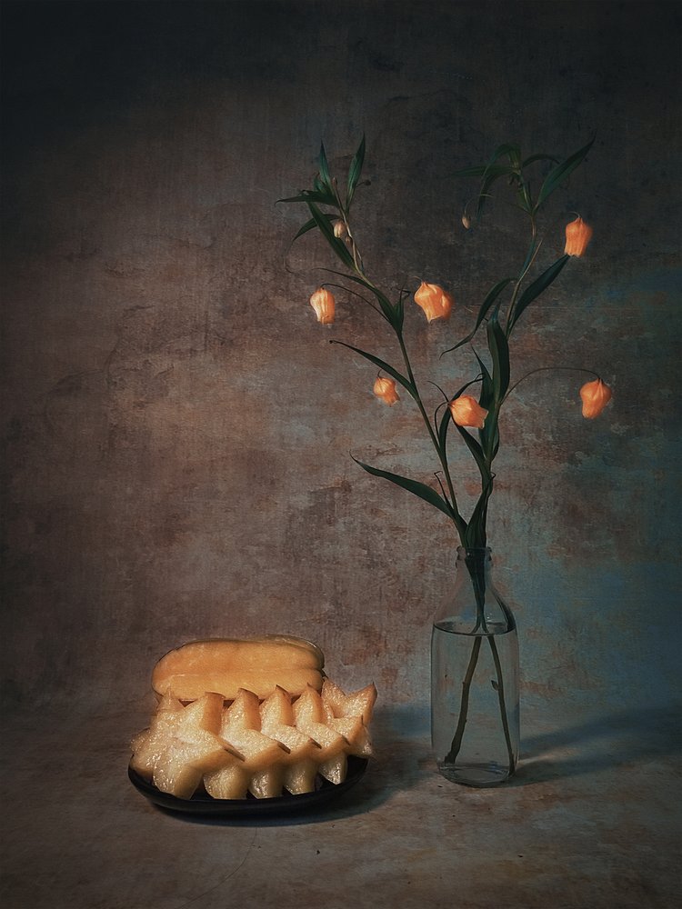 Gedempte lantaarns en fruit door Liu Xing