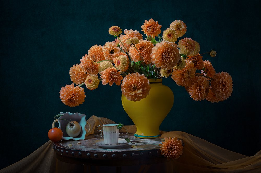 Stilleven met herfstdahlia’s door Lydia Jacobs