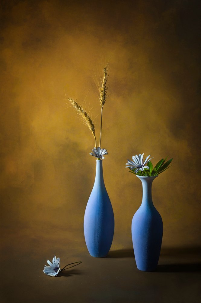 Stilleven met blauwe vazen door Lydia Jacobs