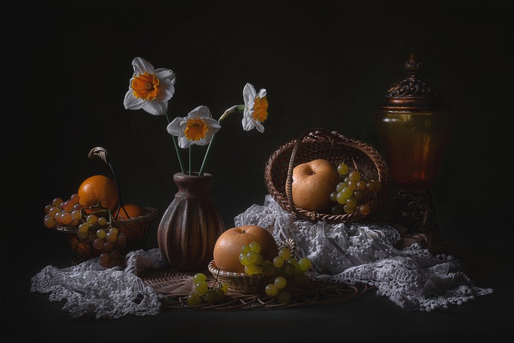 Stilleven met narcissen en fruit door Lydia Jacobs