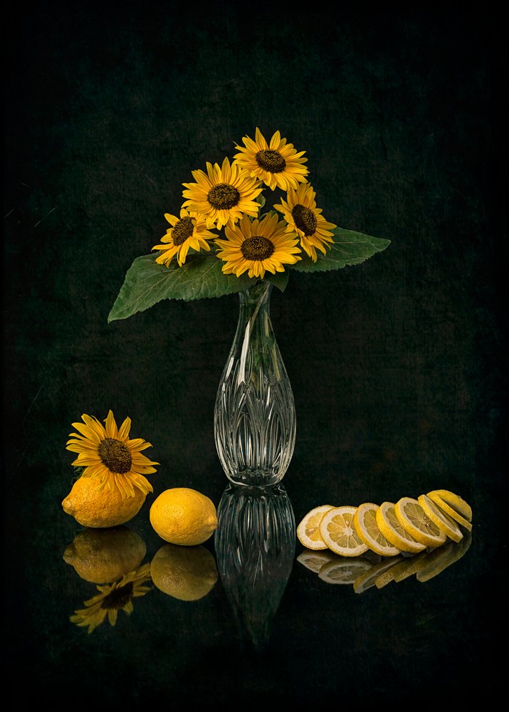 Elegant stilleven met zonnebloemen door Lydia Jacobs