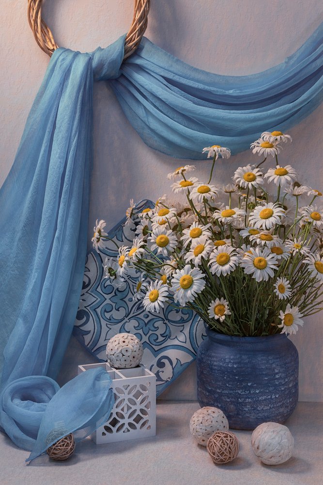 Stilleven met verse blauwe madeliefjes door Lydia Jacobs