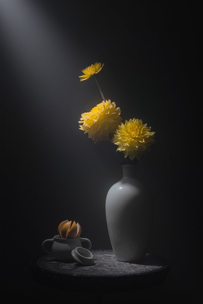 Stilleven met gouden bloemen door Lydia Jacobs