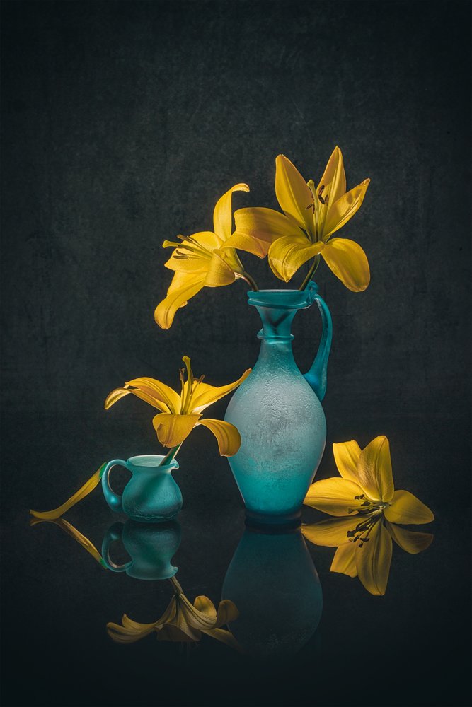 Gouden lelies in blauwgroene vazen door Lydia Jacobs