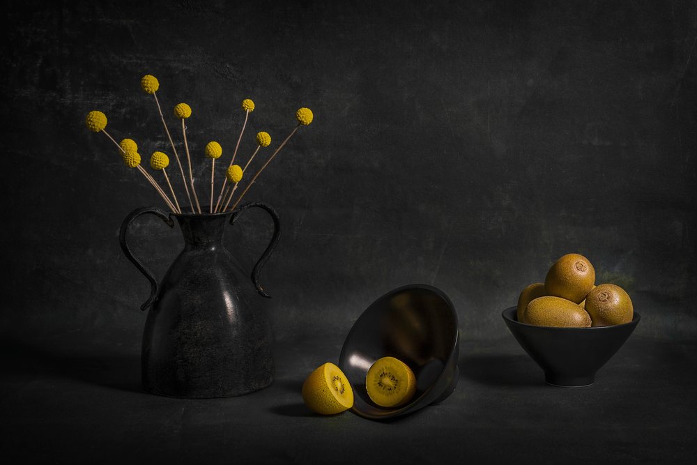 Stemmige gouden kiwi en bloemen door Lydia Jacobs