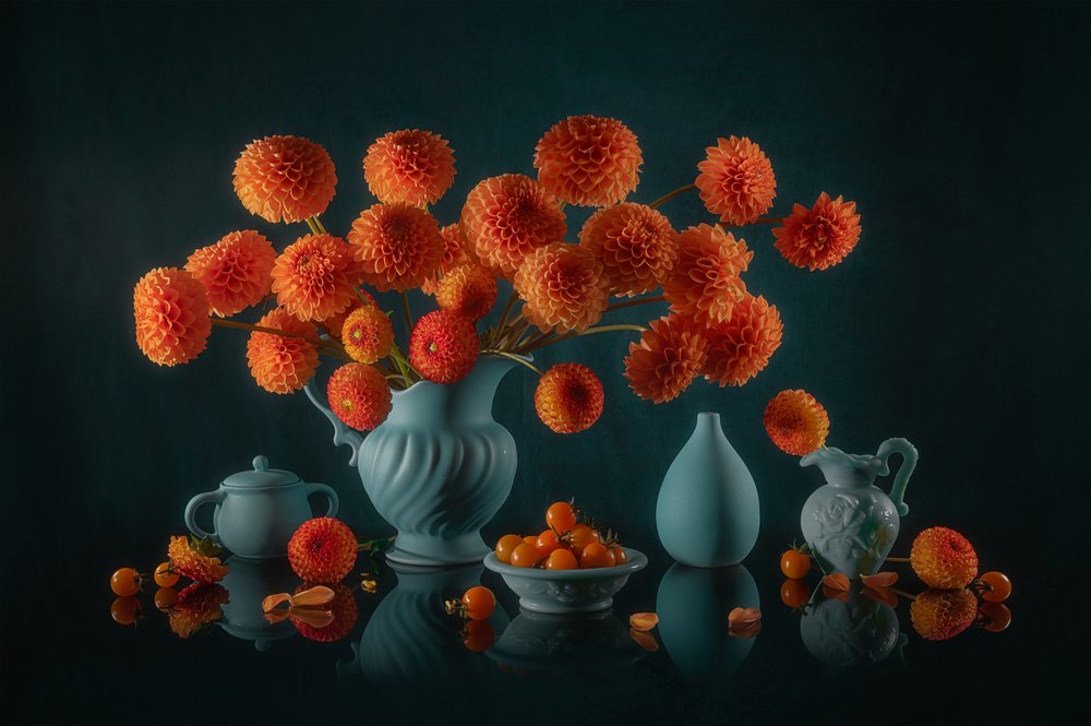 Stilleven met oranje dahlia’s door Lydia Jacobs