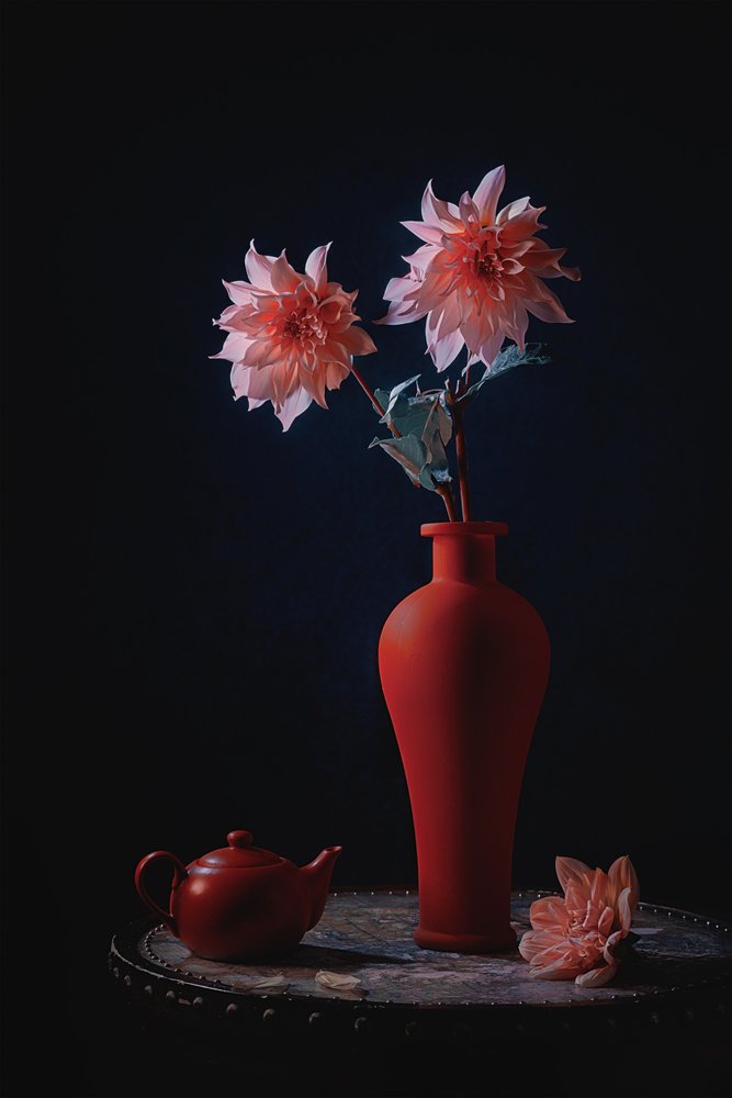 Roze dahlia’s in een rode vaas door Lydia Jacobs