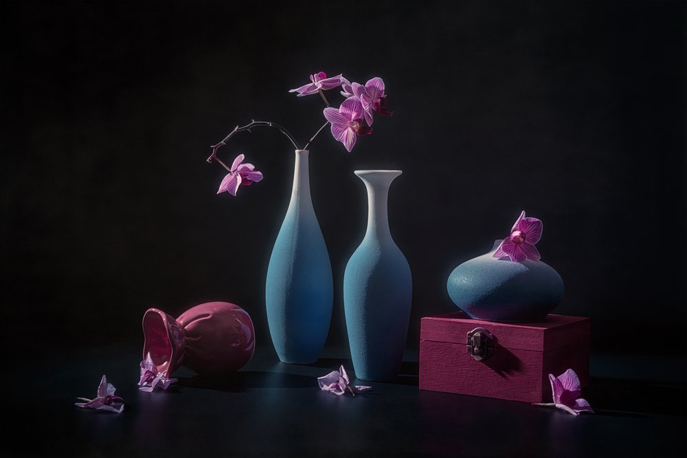 Roze orchideeën en vazen door Lydia Jacobs