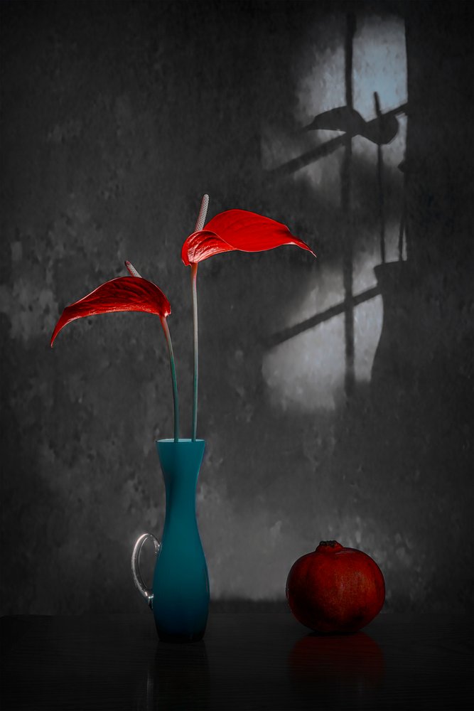 Red Anthuriums Blue Vase door Lydia Jacobs