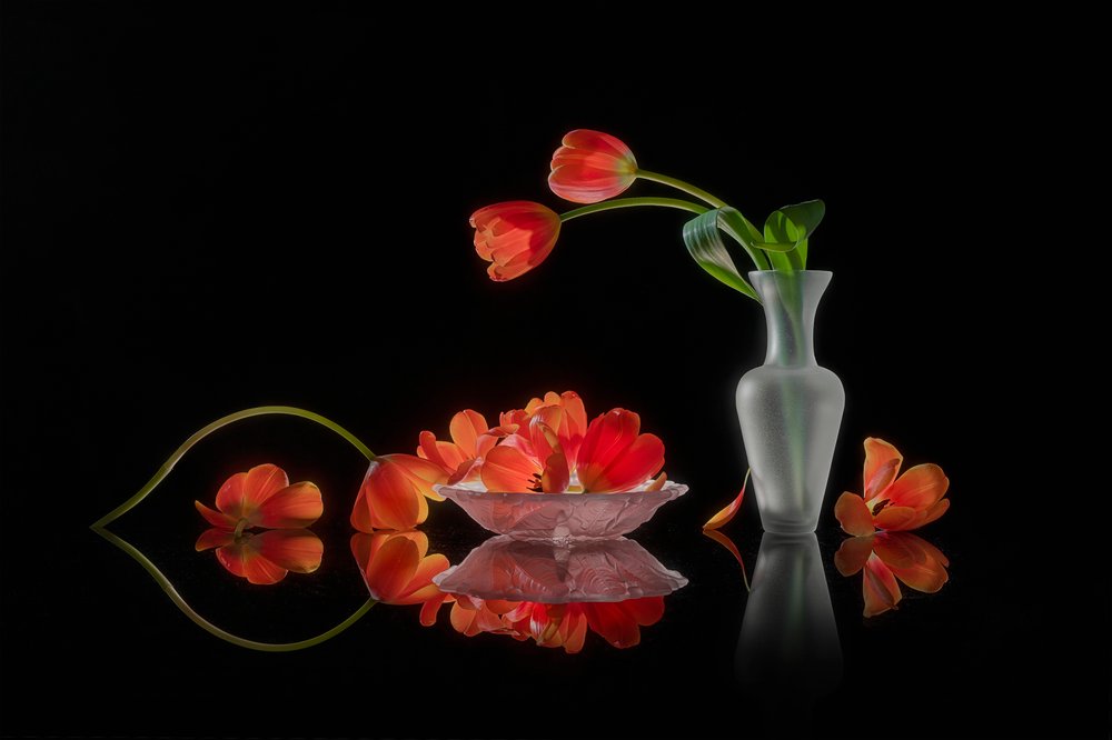 Levendig stilleven met tulpen door Lydia Jacobs