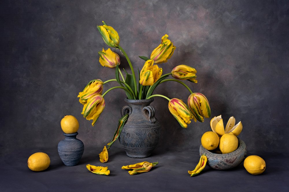 Gele tulpen en citroenen door Lydia Jacobs