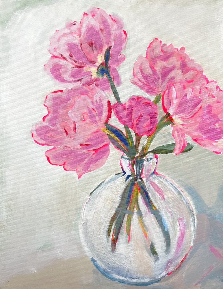 Glazen vaas met roze bloemen door Madison Phipps