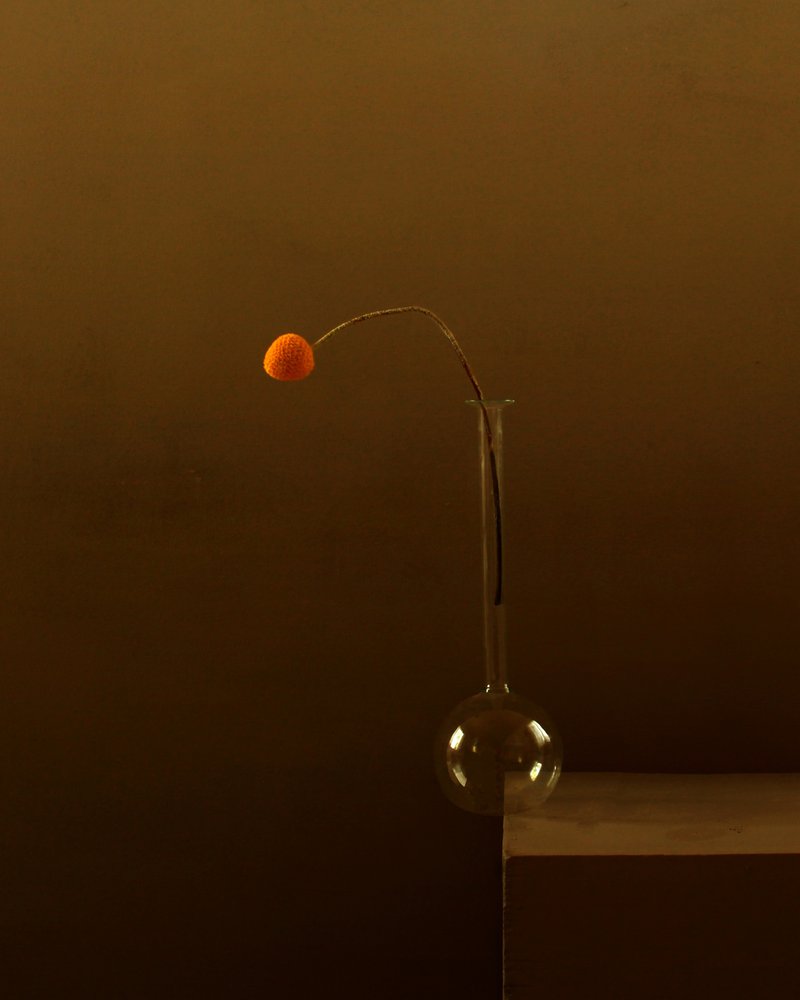 Minimalistische oranje bloem door Margaret Halaby