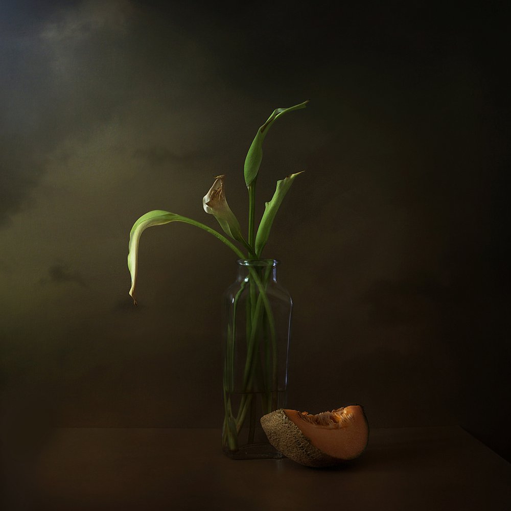 Verwelkte lelies en meloen door Margaret Halaby