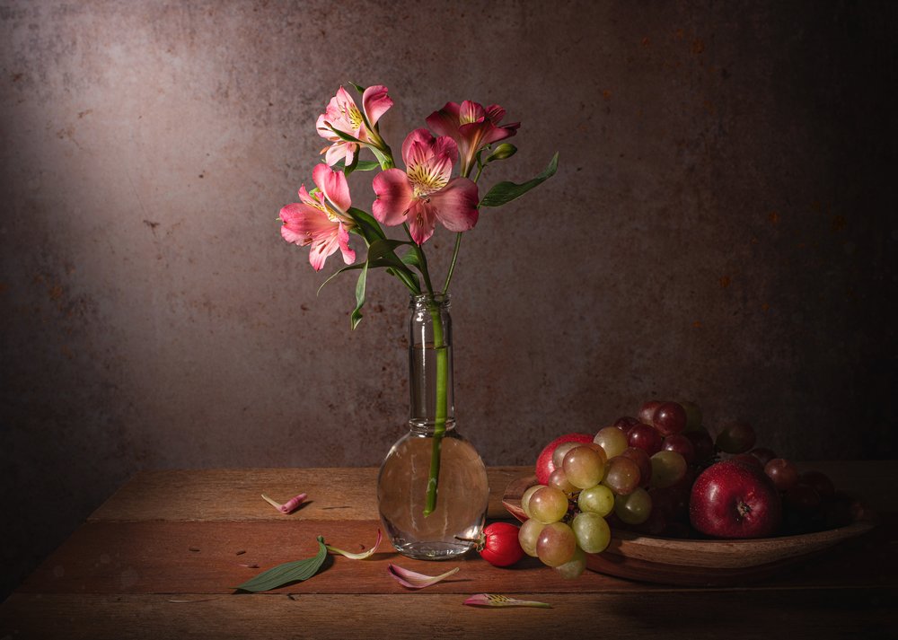 Dramatisch bloemen- en fruitstilleven door Margareth Perfoncio