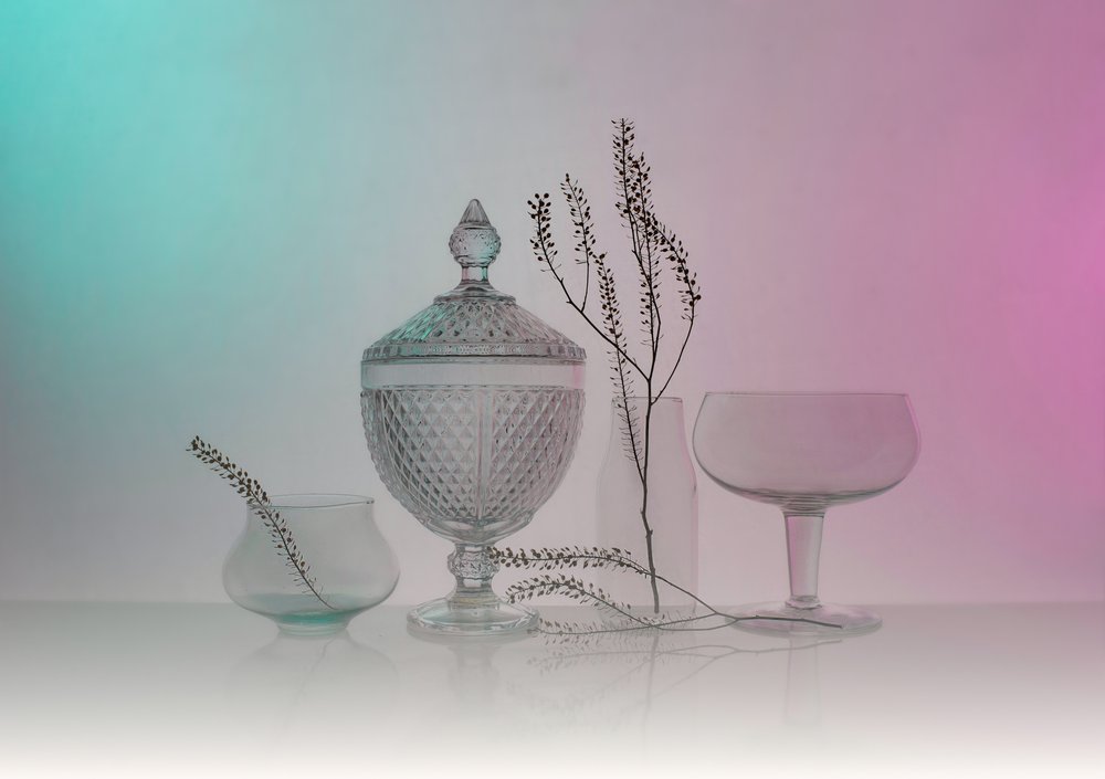 Elegant stilleven met glaswerk door Margareth Perfoncio
