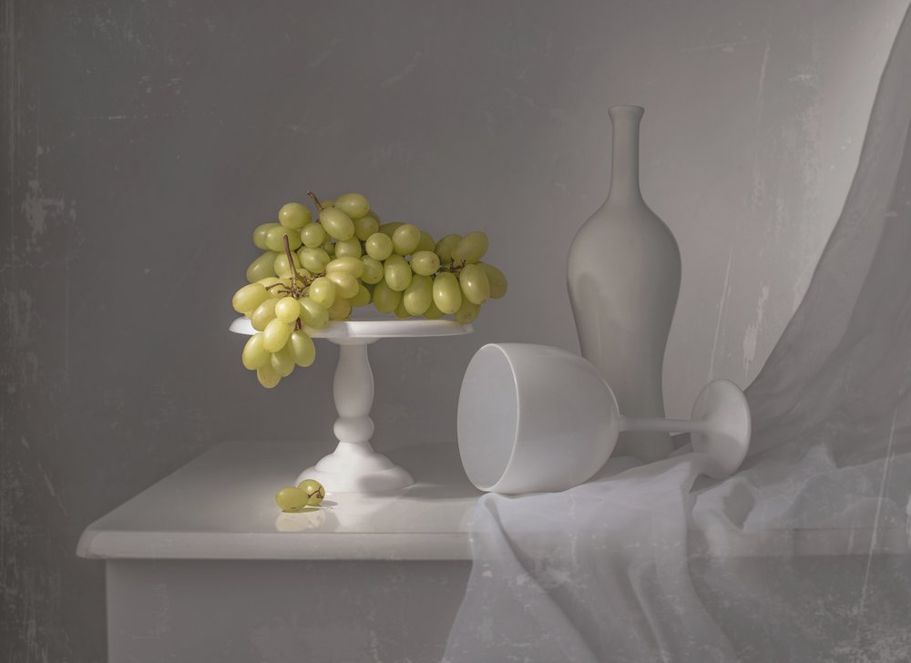 Elegant stilleven met witte druiven door Margareth Perfoncio