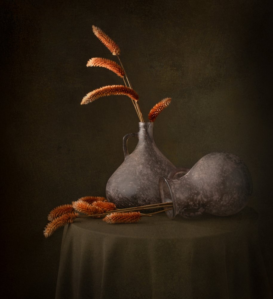 Rustige kruiken met gedroogd gras door Margareth Perfoncio