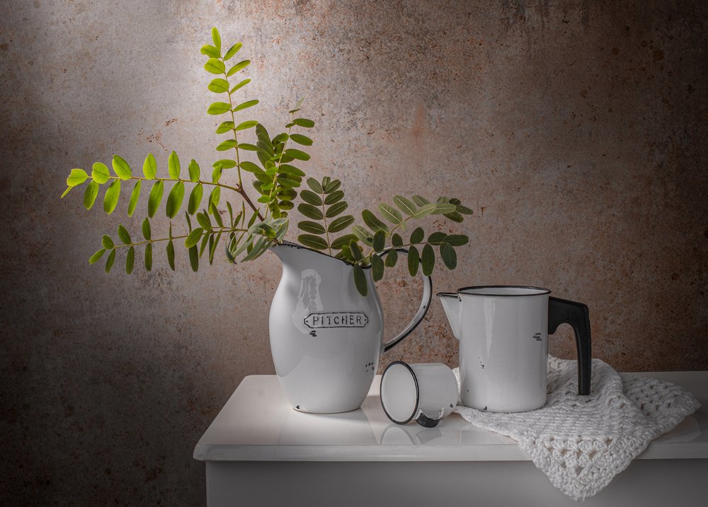 Rustiek stilleven met emaille servies door Margareth Perfoncio