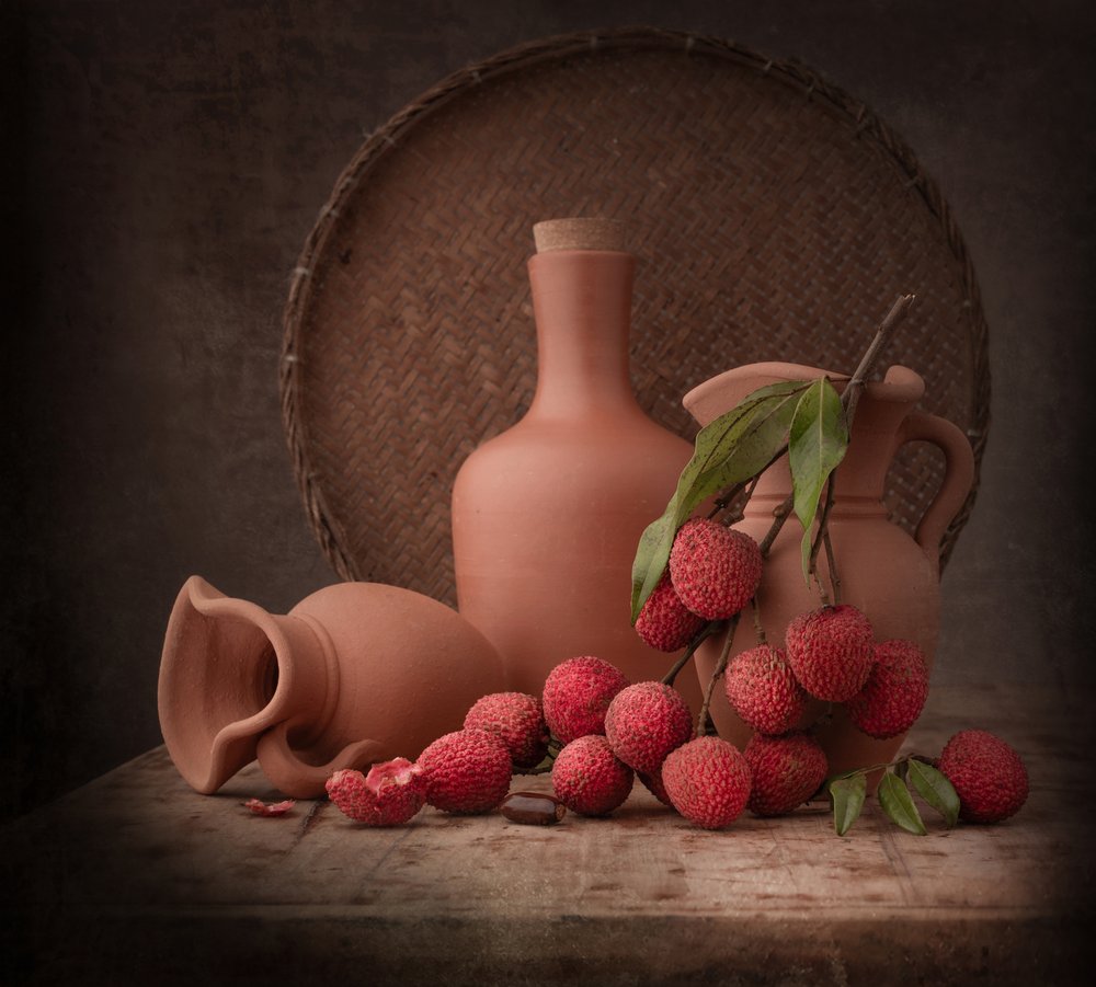 Rustiek stilleven met lychees door Margareth Perfoncio