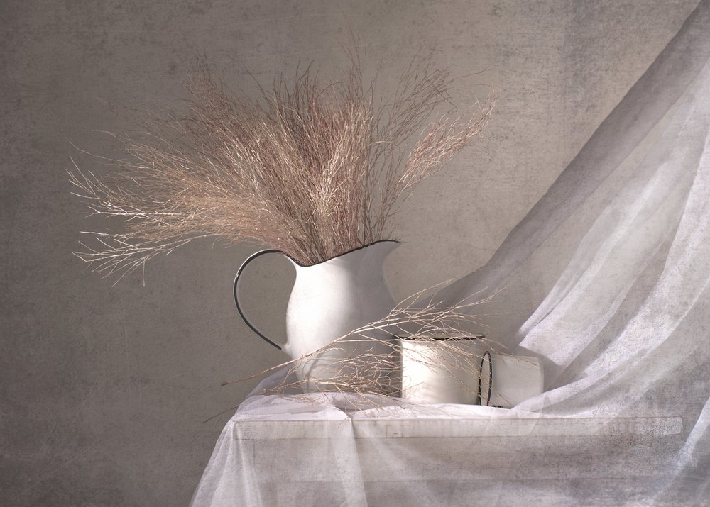 Witte kan met gedroogd gras door Margareth Perfoncio