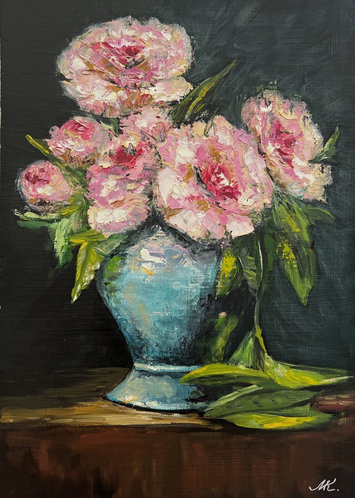 Roze pioenrozen in een blauwe vaas door Marina Kozyr