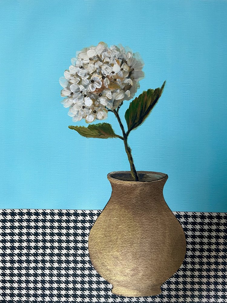 Witte bloemenvaas met gouden accenten door Marina Kozyr