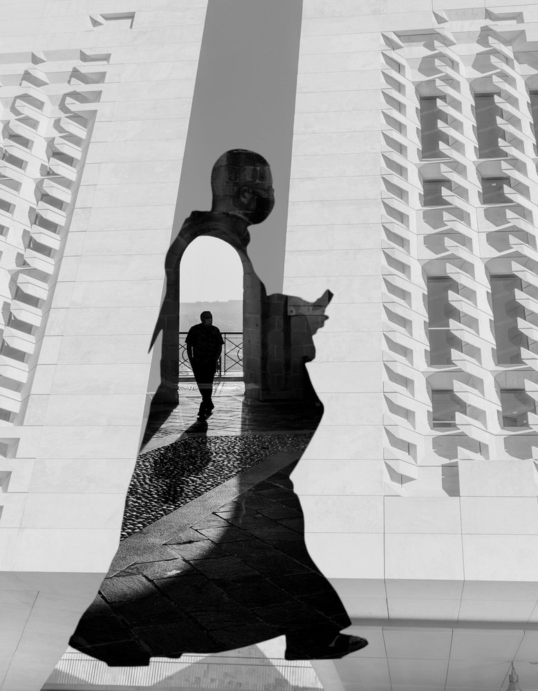 Silhouet van een moderne monnik door Martin Agius