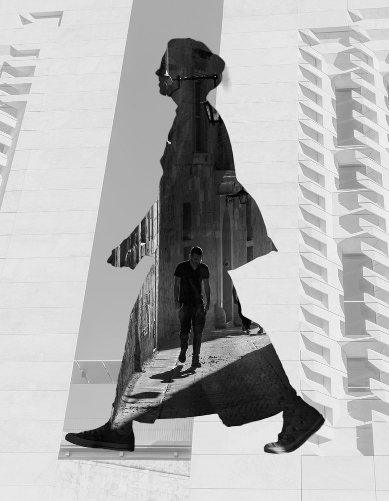 Silhouet van een wandelende man door Martin Agius