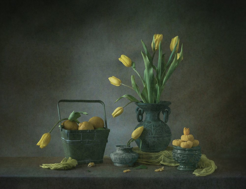 Gouden tulpen en citroenen door May G