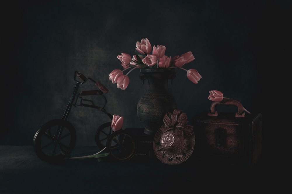 Stilleven met stemmige tulpen door May G