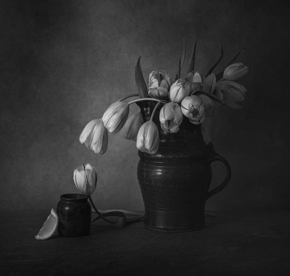 Stilleven met stemmige tulpen door May G