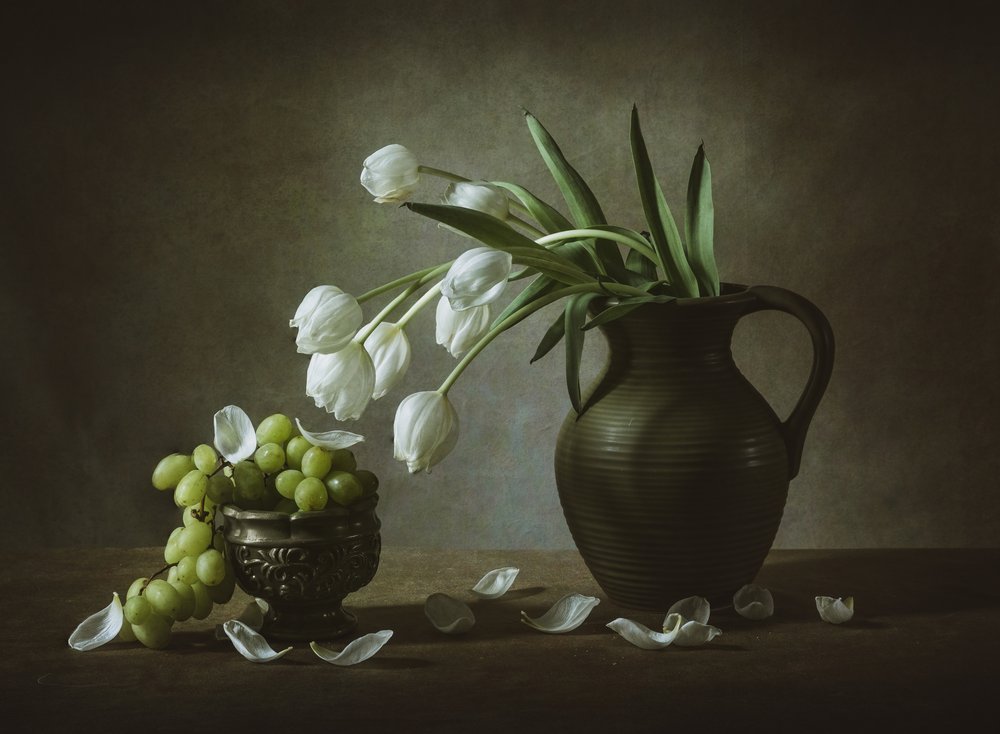 Witte tulpen en druiven door May G