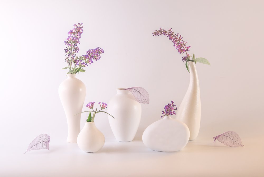 Witte vazen met lavendelbloemen door May G